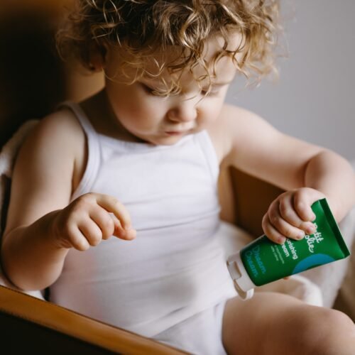 EU8A6945 SQUARED Nærende Creme til Tør Babyhud (75 ml)