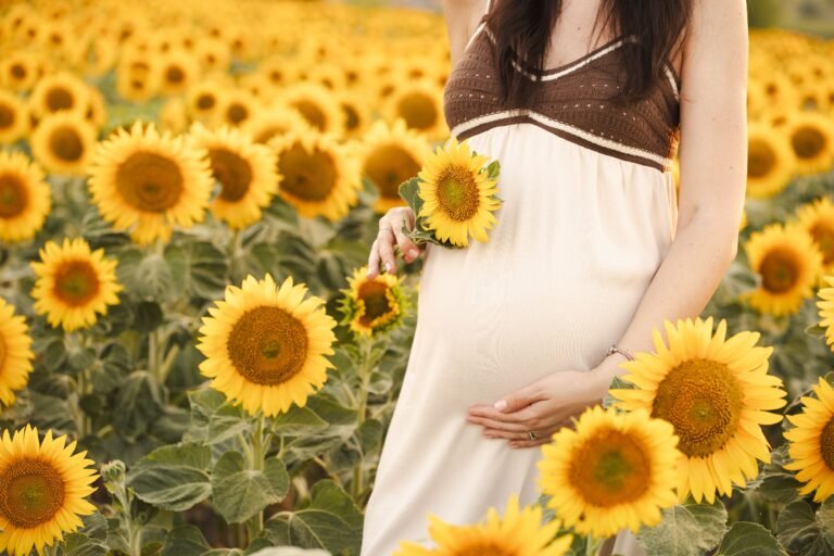 Sommer, graviditet og babyhud – sådan passer du bedst på dig selv og de mindste 2 Sommerpleje under graviditet med fokus på solbeskyttelse og hudpleje Summer pregnancy care with sun protection and skincare for moms and babies
